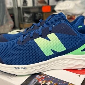 New Balance Kids
Fresh Foam Arishi v4 (Big Kid) Size 7 No Box